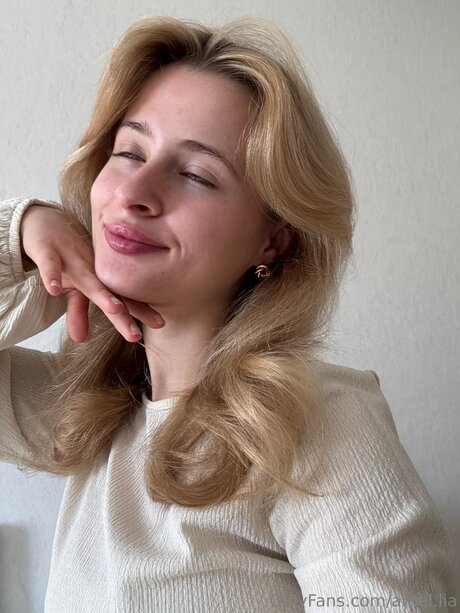Naken lekkede OnlyFans-bilde av Amel Lia