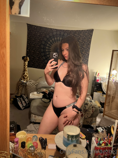 Naken läckt OnlyFans-bild av Dezbez