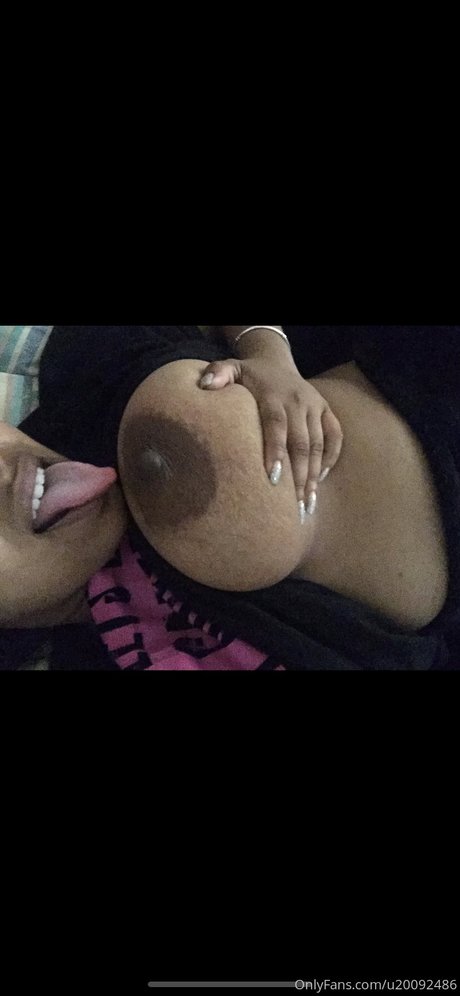Naken lekkede OnlyFans-bilde av Maya
