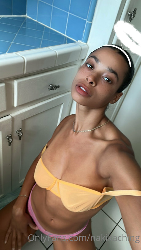 Naken läckt OnlyFans-bild av Naki Kaching