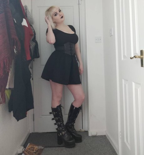Nacktes geleaktes OnlyFans-Foto von Dinosaurqueen