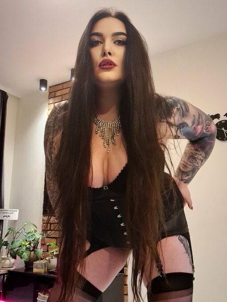 Foto di nudo di fuga di OnlyFans di Mistress Karino