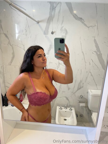 Naken lekkede OnlyFans-bilde av Sunnysbunny
