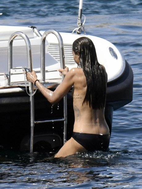 Nahá fotka uniklých OnlyFans od Zoe Saldana