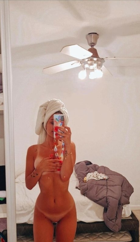 Nahá fotka uniklých OnlyFans od Zoe Caradzoglu