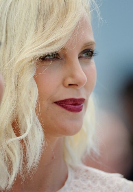Nahá fotka uniklých OnlyFans od Charlize Theron