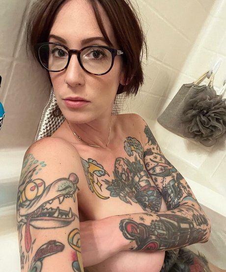 Alasti lekkinud OnlyFans-i pilt Gojiragoesrawr
