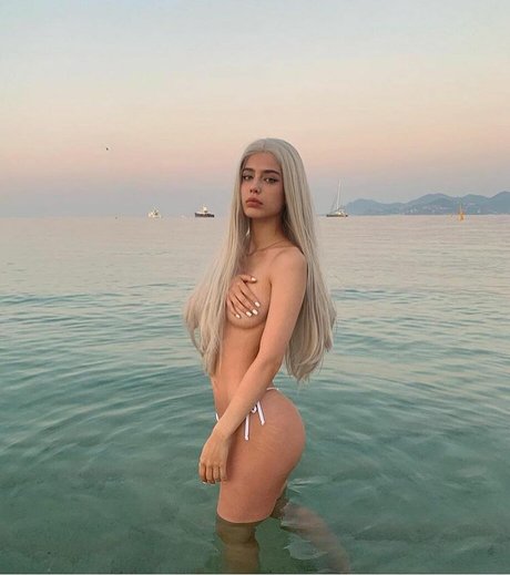 Naakte gelekte OnlyFans-foto van Sophia Breydo