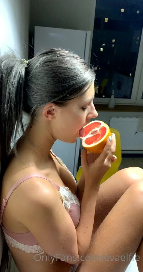 Nahá fotka uniklých OnlyFans od Eva Elfie