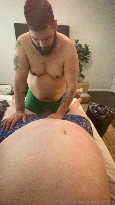 Naakte gelekte OnlyFans-foto van Powerpigspen