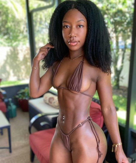 Nahá fotka uniklých OnlyFans od Snapefit
