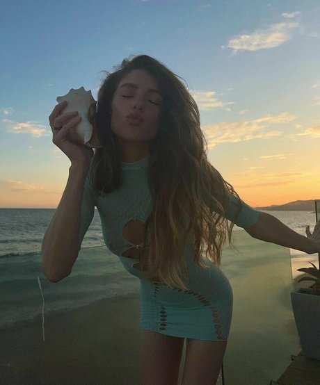 Naakte gelekte OnlyFans-foto van Anne Marie Morin