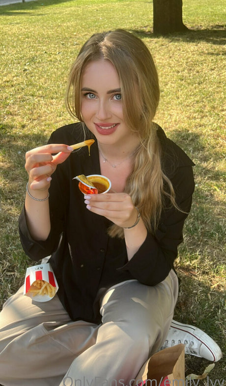 Naken lekkede OnlyFans-bilde av Emilylyy