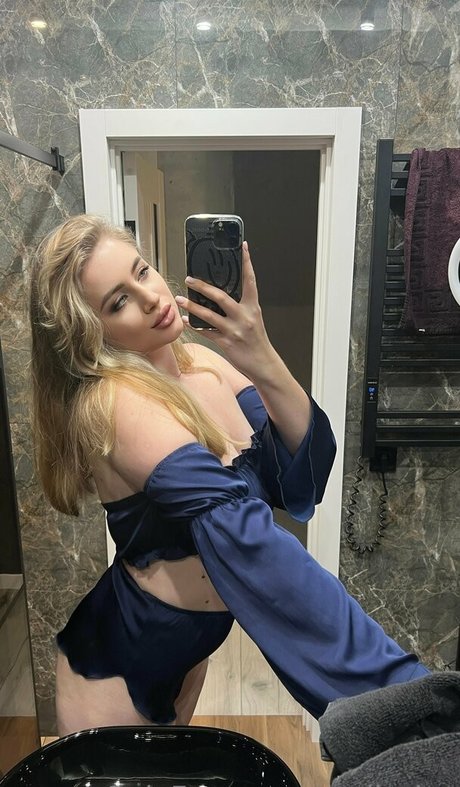 Nahá fotka uniklých OnlyFans od Emilylyy