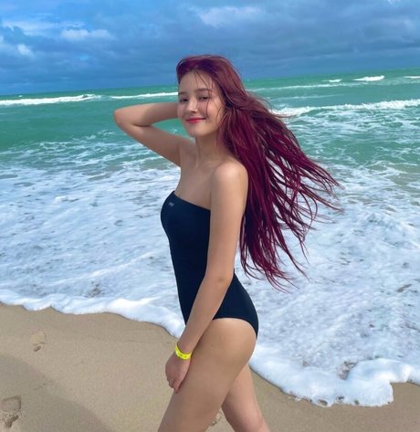Naakte gelekte OnlyFans-foto van Womenkpop