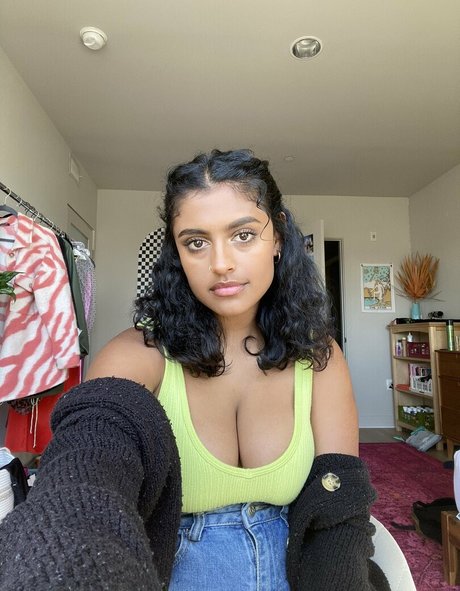 Yamini Nambimadom  nude leaked OnlyFans photo