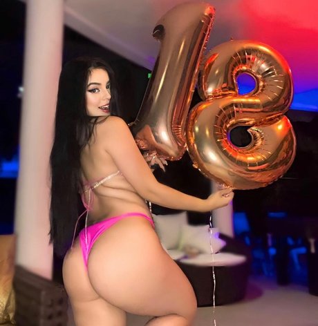 Nøgent lækket OnlyFans-billede af Bella Angel Dezoitou