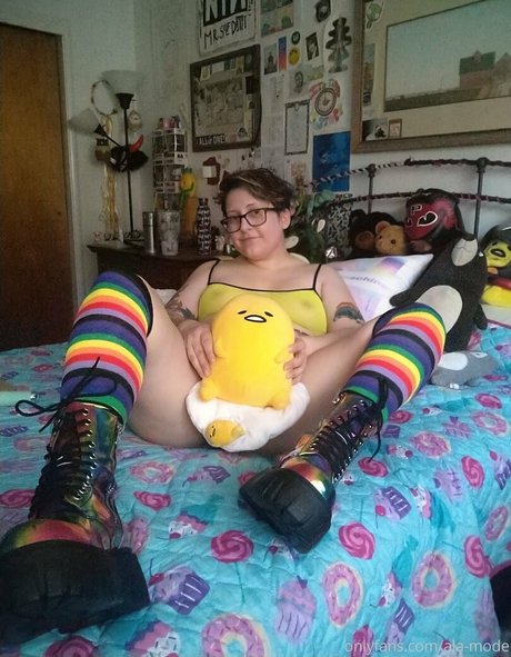 Naken läckt OnlyFans-bild av Alamode