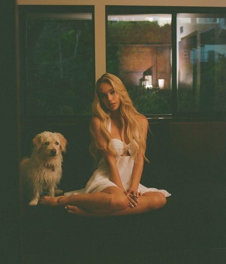 Alexis Ren