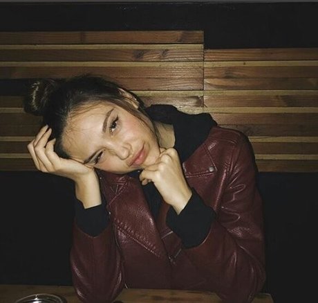 Alexis Ren