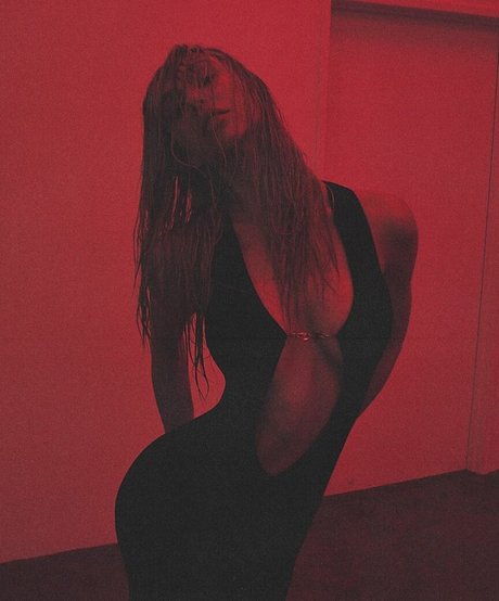 Alexis Ren