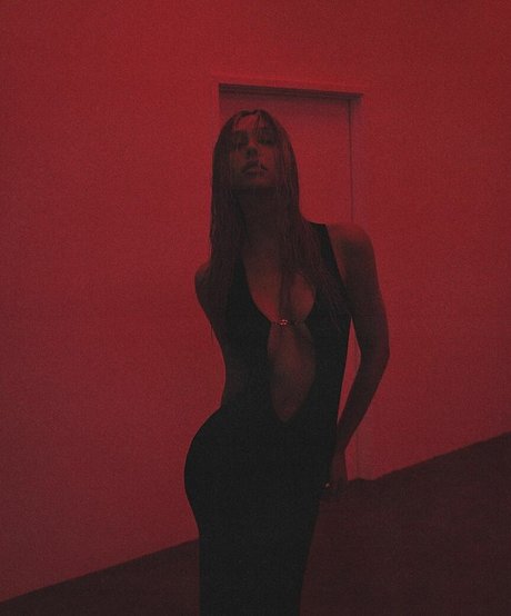 Alexis Ren