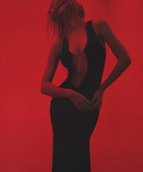Alexis Ren