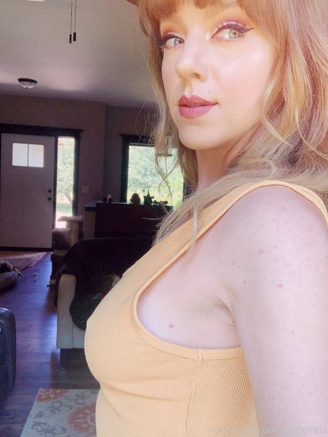 Naakte gelekte OnlyFans-foto van April Gloria