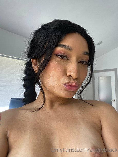 Naken läckt OnlyFans-bild av Avery Black