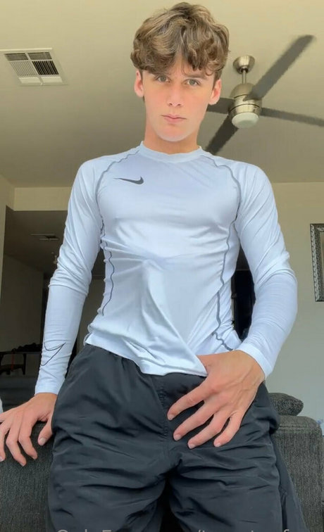 Alasti lekkinud OnlyFans-i pilt Twentoofree