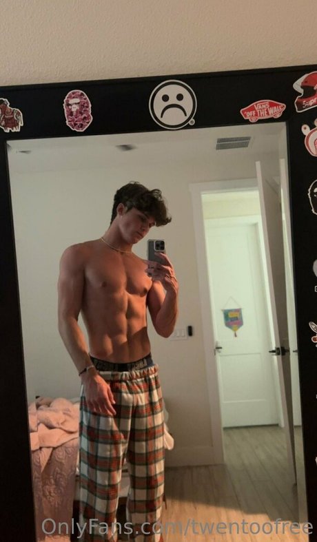 Naakte gelekte OnlyFans-foto van Twentoofree
