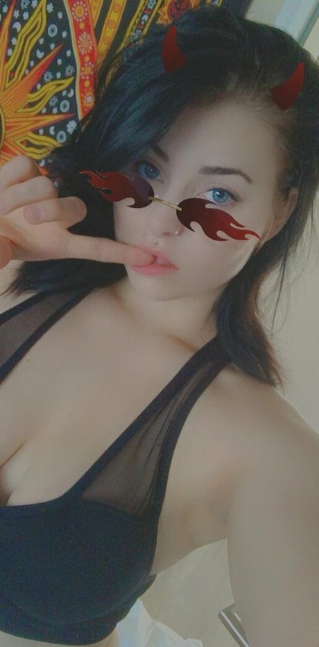 Naken lekkede OnlyFans-bilde av Emily Erdbeer