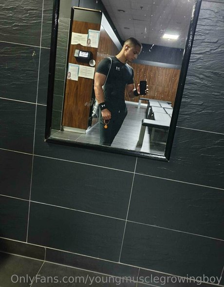 Nahá fotka uniklých OnlyFans od Youngmusclegrowingboy