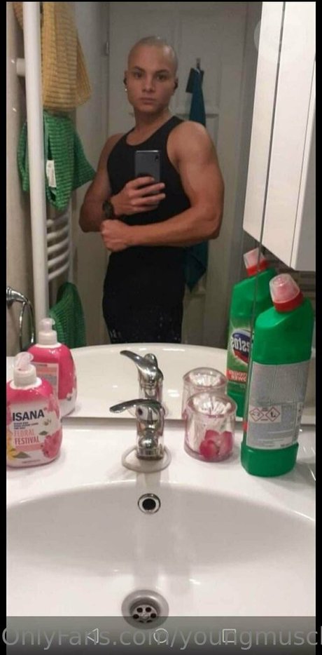 Nahá fotka uniklých OnlyFans od Youngmusclegrowingboy