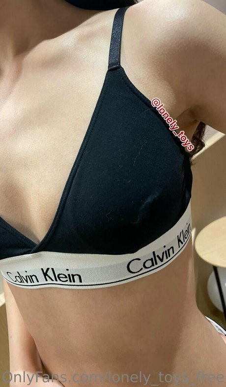 Naakte gelekte OnlyFans-foto van Lonelytoysfree