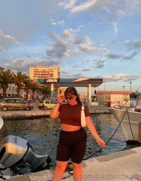 Alasti lekkinud OnlyFans-i pilt Badbitchkaty