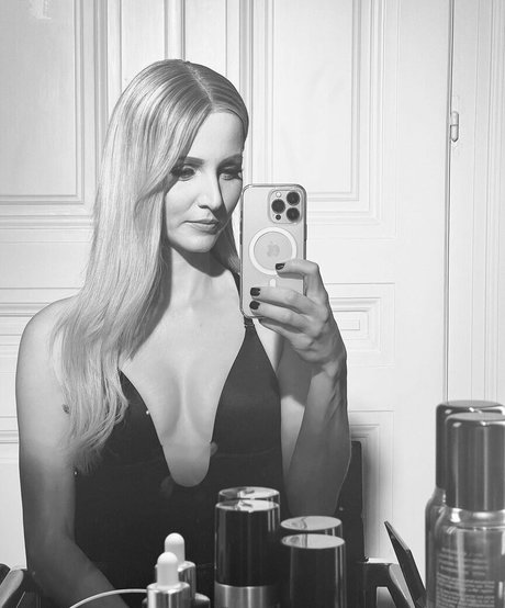 Naakte gelekte OnlyFans-foto van Melissa Naschenweng