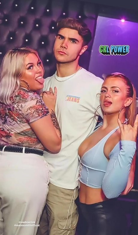 Naken lekkede OnlyFans-bilde av Maisie Smith