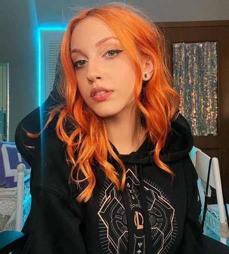 Nahá fotka uniklých OnlyFans od Mona Schon