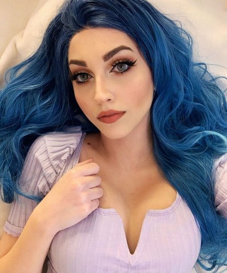 Naakte gelekte OnlyFans-foto van Mona Schon