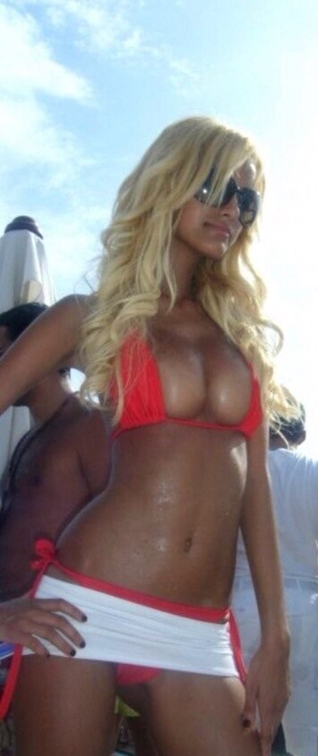 Zahia Dehar