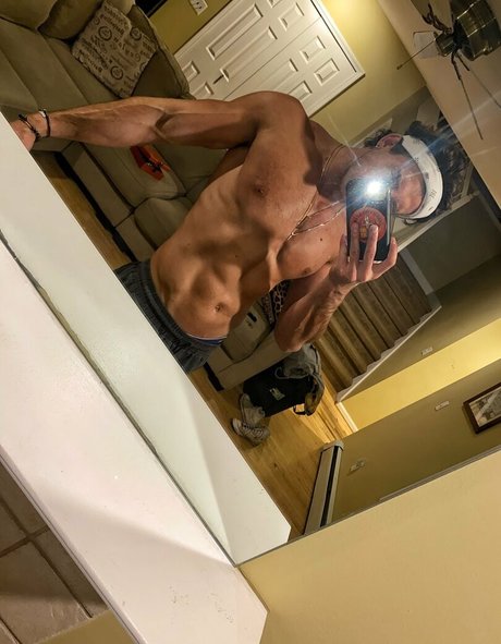 Naken läckt OnlyFans-bild av Tooturntuncensored