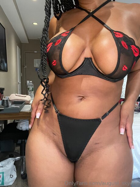 Naken lekkede OnlyFans-bilde av August Skyexx