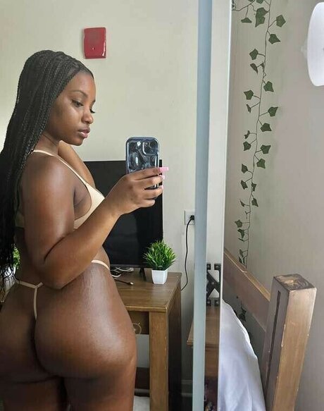 Naken lekkede OnlyFans-bilde av Iisoyummy