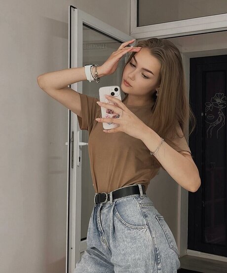 Naken läckt OnlyFans-bild av Alinazaozerskayaaa