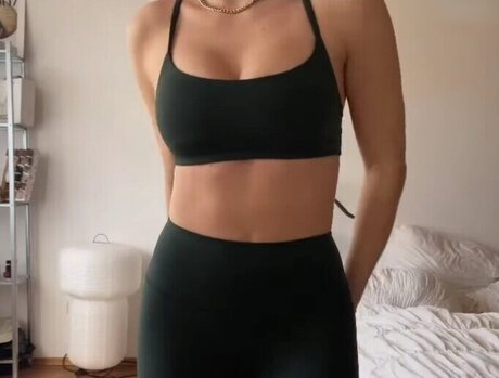 Nahá fotka uniklých OnlyFans od Carla Sophie Schell