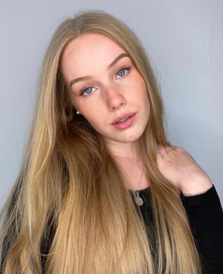 Naken lekkede OnlyFans-bilde av Nadine Von Relaxasmr
