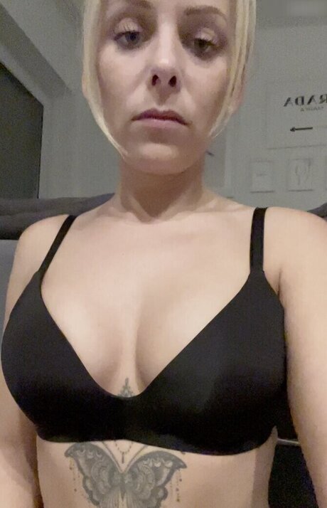 Naken lekkede OnlyFans-bilde av Emily Becker