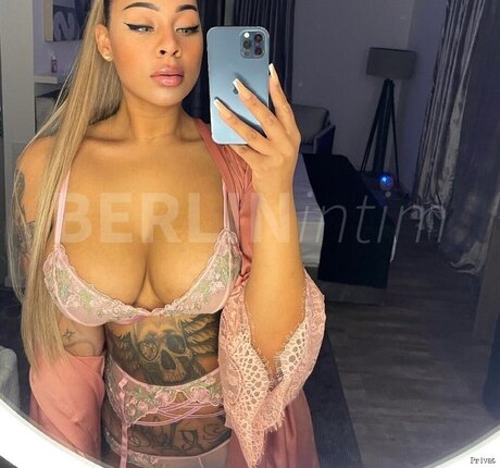 Naakte gelekte OnlyFans-foto van Bonita Brilliant