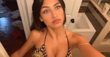 Alasti lekkinud OnlyFans-i pilt Meeya Dugied